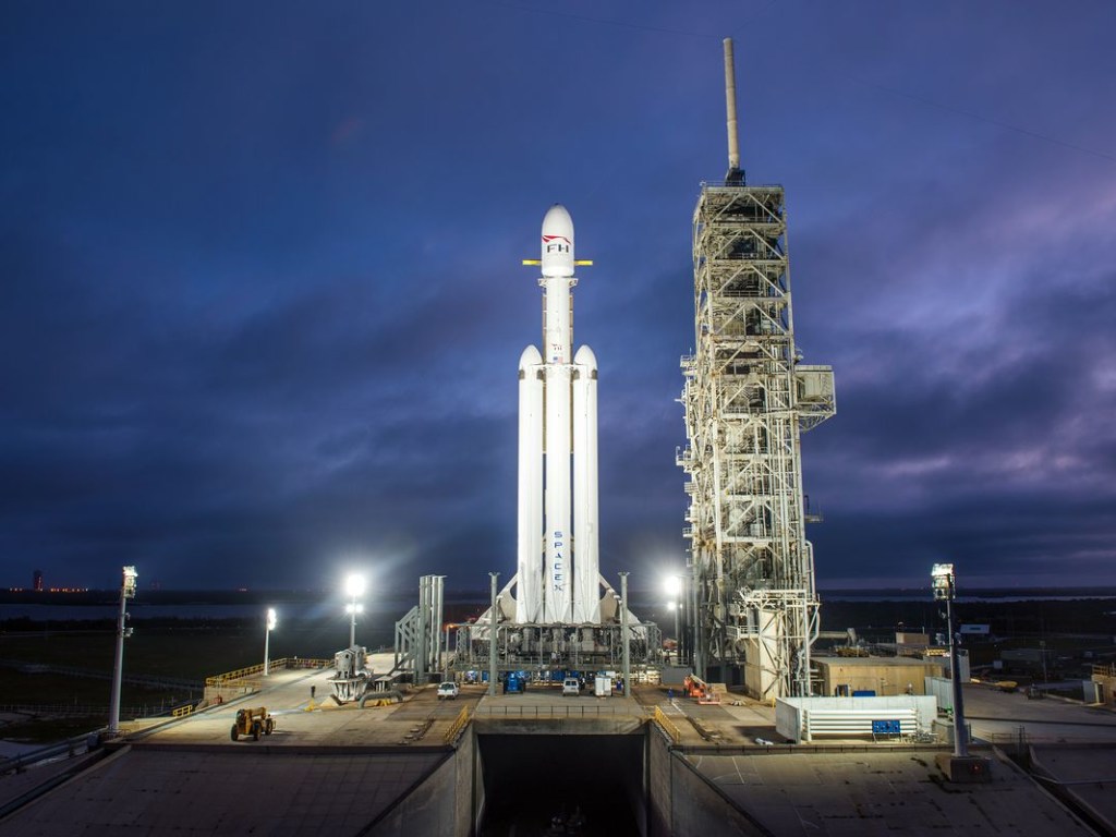 В SpaceX провели первый огневой тест тяжелой ракеты Falcon Heavy (ВИДЕО)
