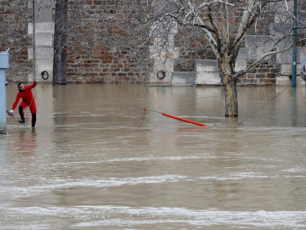 Наводнение в Париже: уровень воды в Сене поднялся на три метра выше обычного и продолжает расти (ФОТО)