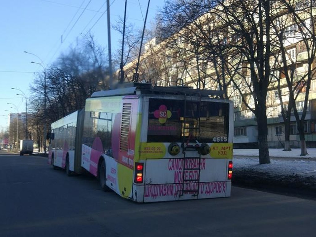 В Оболонском районе Киева во время движения троллейбус развалился на две части (ФОТО)