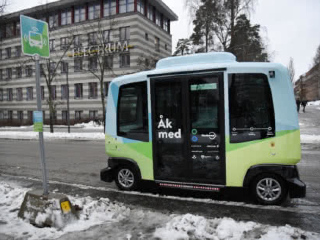 В Стокгольме вышли на маршрут первые беспилотные автобусы (ФОТО)