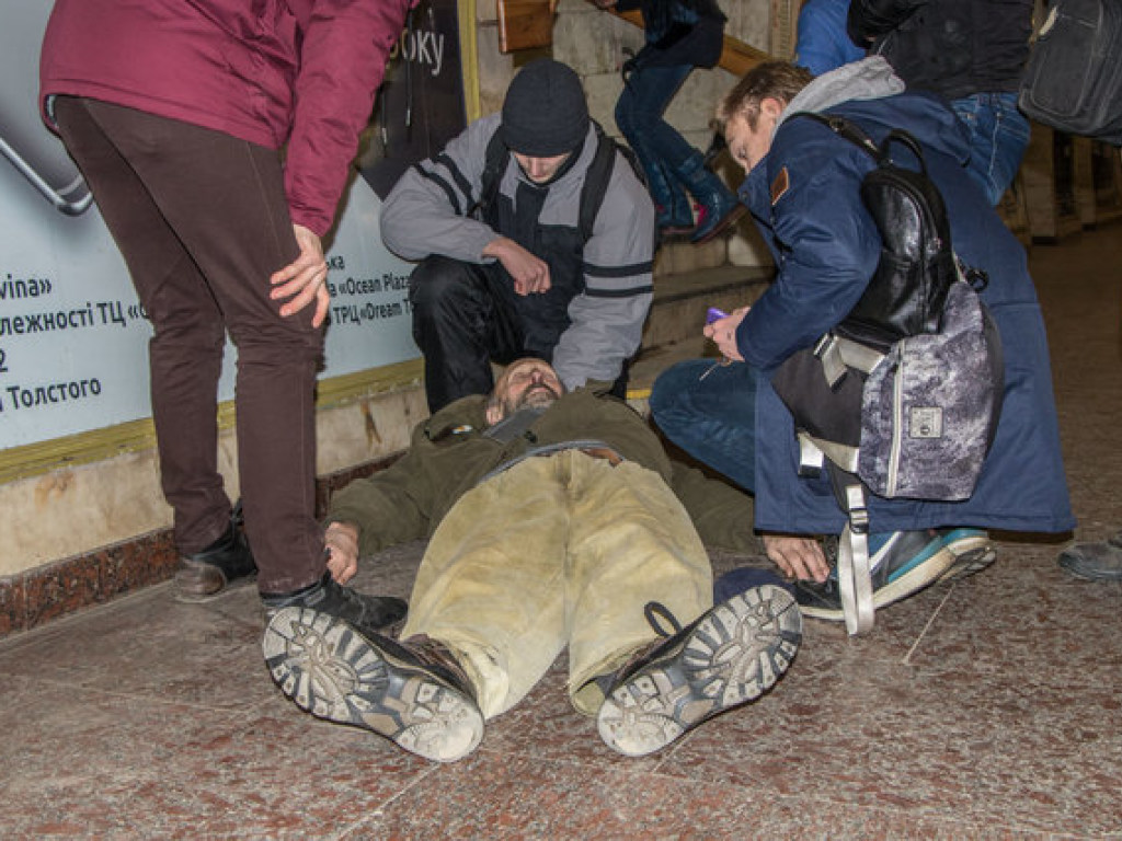 В столичном метро нетрезвый пожилой мужчина полетел вниз головой со ступенек (ФОТО)
