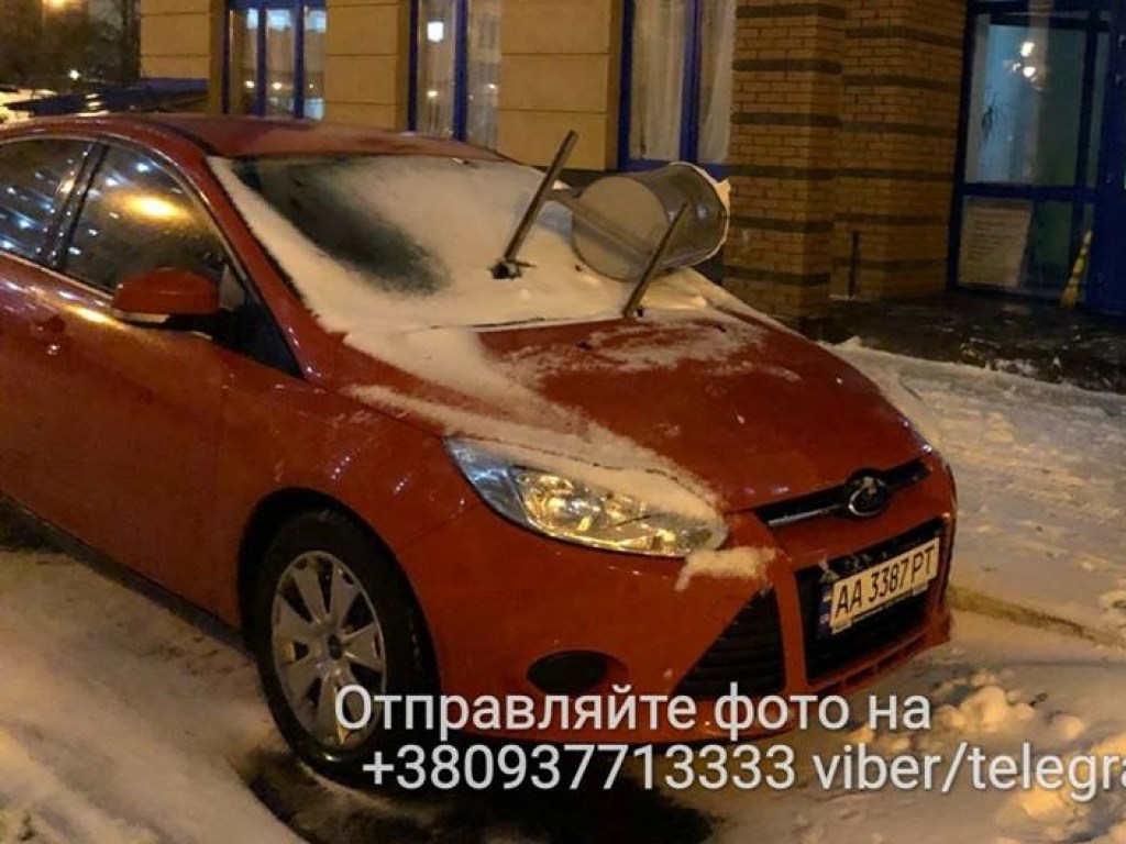 На автомобиль «героя парковки» в Киеве бросили урну (ФОТО)