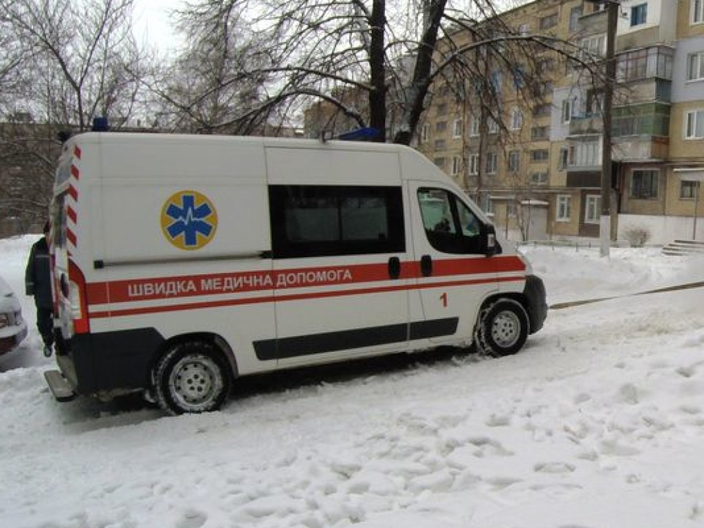 Смертельный номер в Черниговской области: подросток сделал сальто с крыши в сугроб (ВИДЕО)