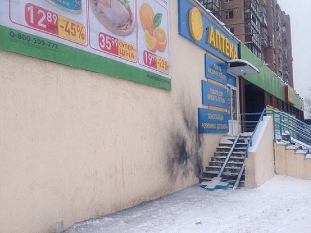 В Харькове возле супермаркета прогремел взрыв (ФОТО)