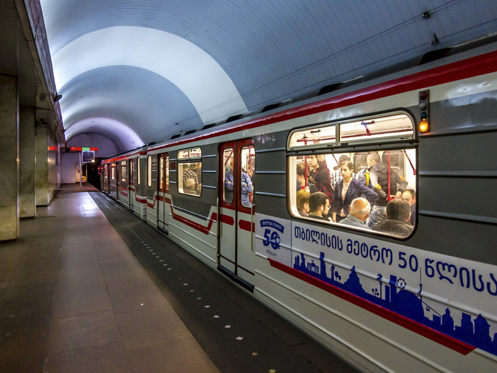 В метро Тбилиси рухнул потолок, есть пострадавшие (ВИДЕО)