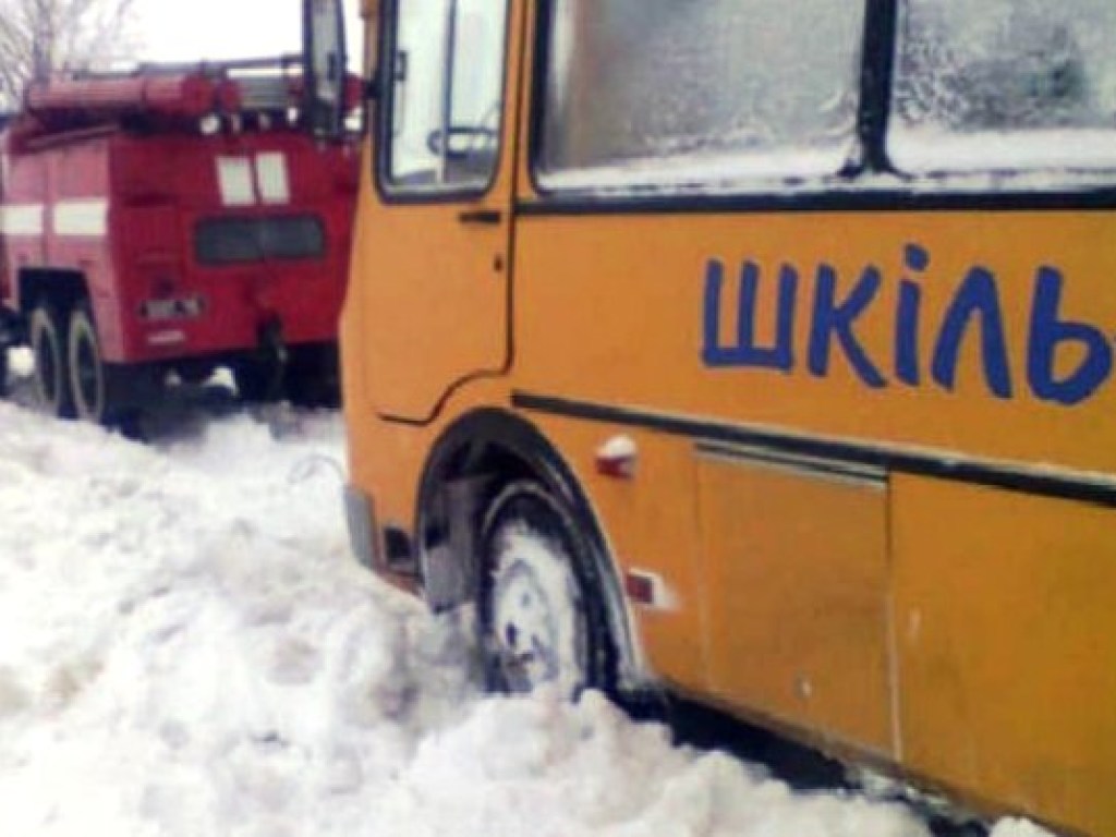 На Черниговщине из снежных заносов вытащили школьный автобус с детьми (ФОТО)