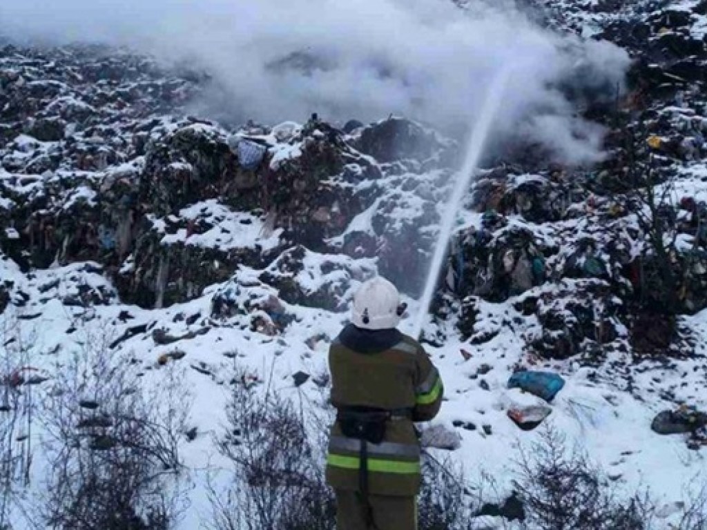 Под Полтавой произошел пожар на мусорном полигоне (ФОТО)