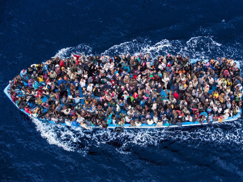 В Адриатическом море рыбаки подобрали 17 мигрантов