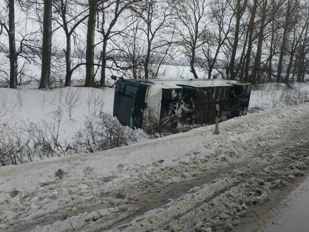 Под Харьковом  шквальный ветер снес автобус в кювет (ФОТО)