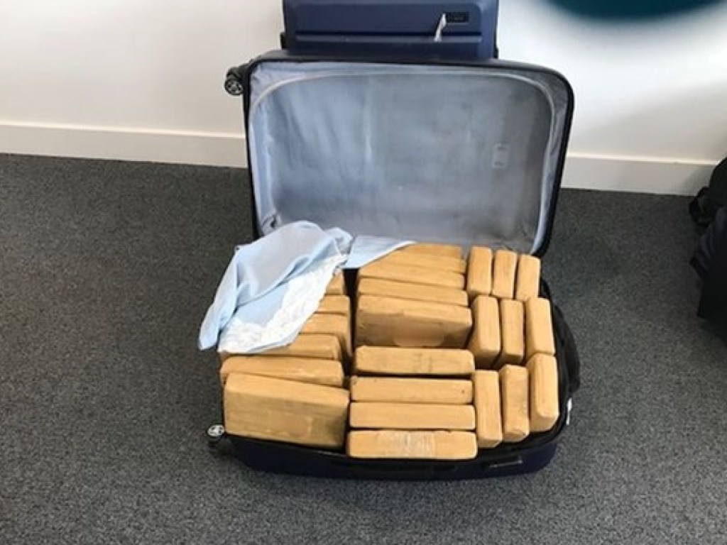 В Великобритании в частном самолете нашли полтонны кокаина (ФОТО)