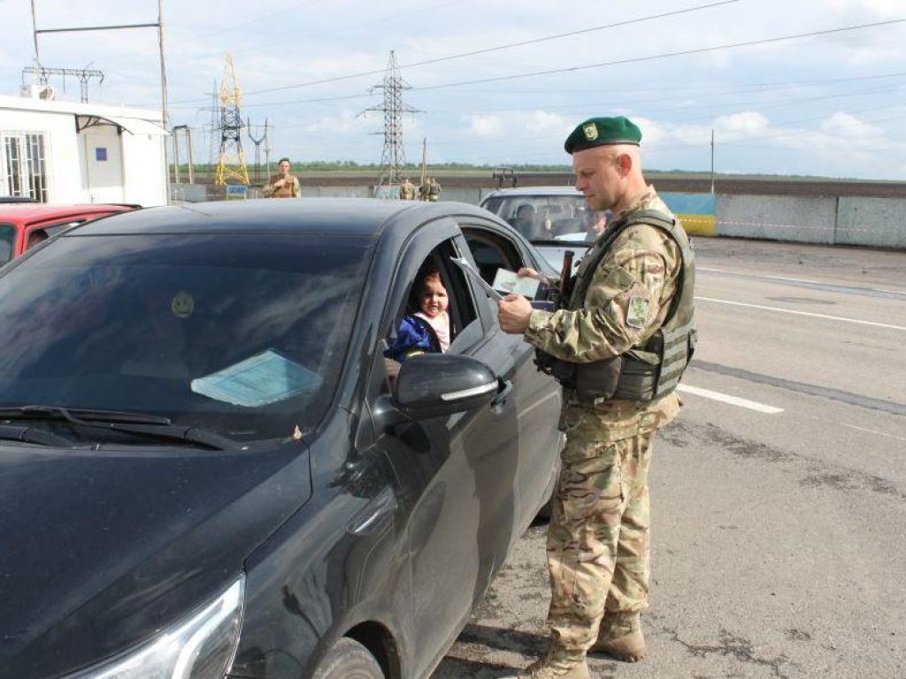 За сутки КПВВ на Донбассе пересекли 28,6 тысячи человек