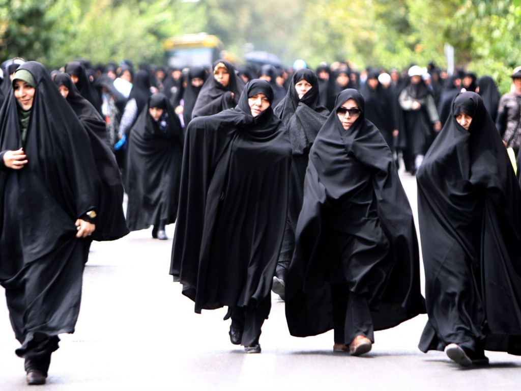 Впервые за 40 лет в Иране женщины протестуют против ношения хиджабов