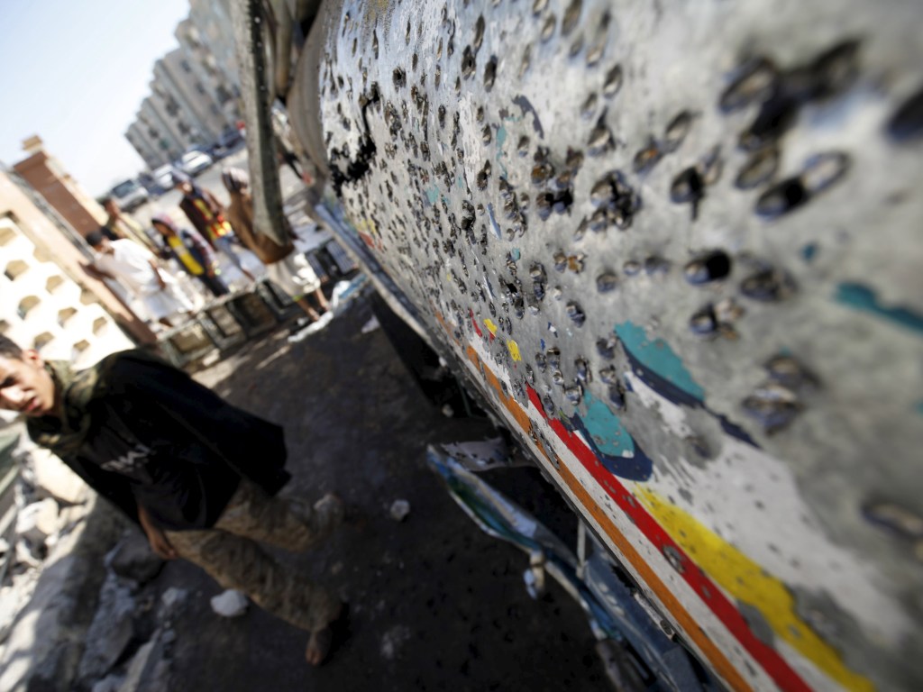 Смертник взорвал авто на блокпосте в Йемене, более 10 жертв