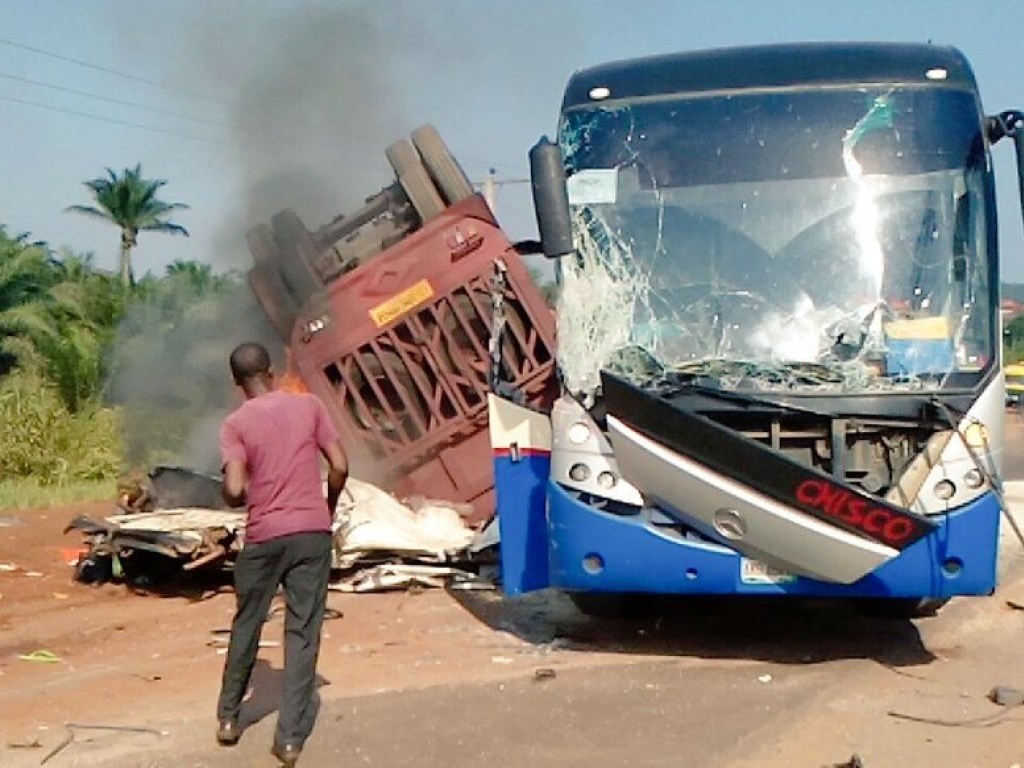 В Нигерии автобус врезался в грузовик, 20 человек погибли (ФОТО)