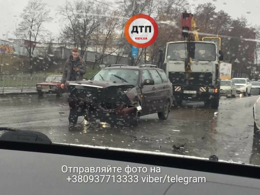  ВАЗ и Alfa Romeo: В Оболонском районе Киева произошло лобовое столкновение авто (ФОТО)