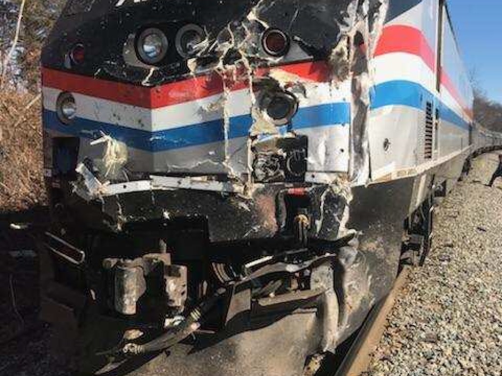 В США произошла авария с поездом, перевозившим конгрессменов (ФОТО)
