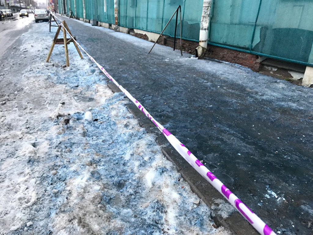 В России выпал черный снег и покраснел лед (ФОТО)