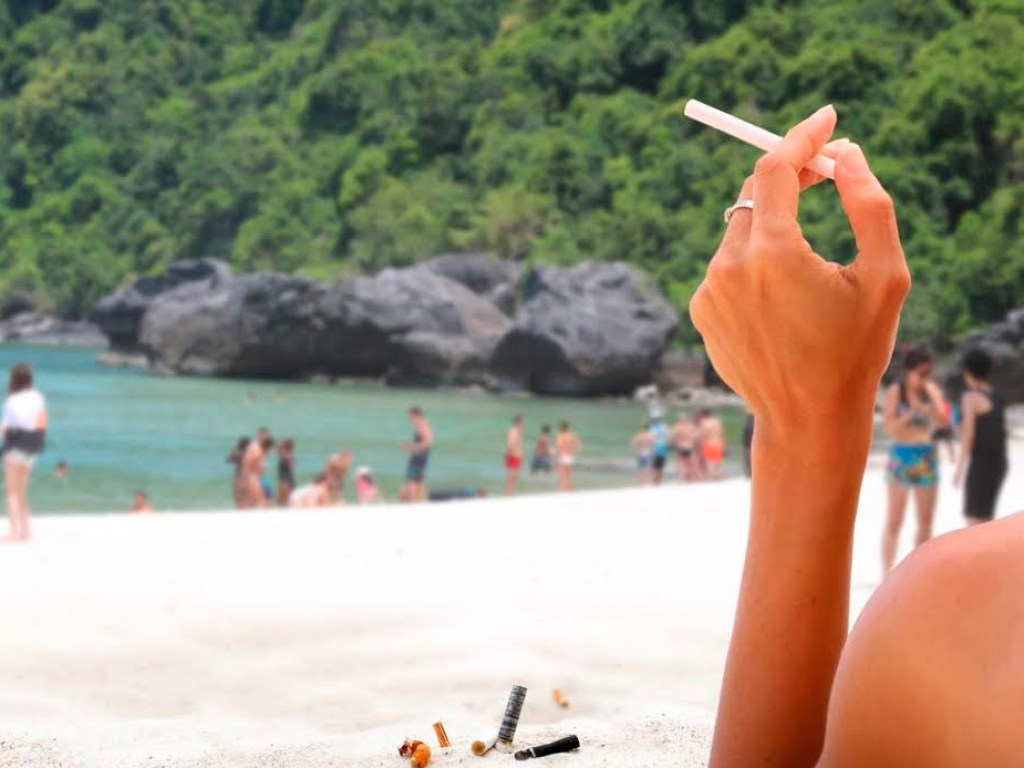 В Таиланде туристам за курение на пляже придется уплатить штраф в три тысячи долларов