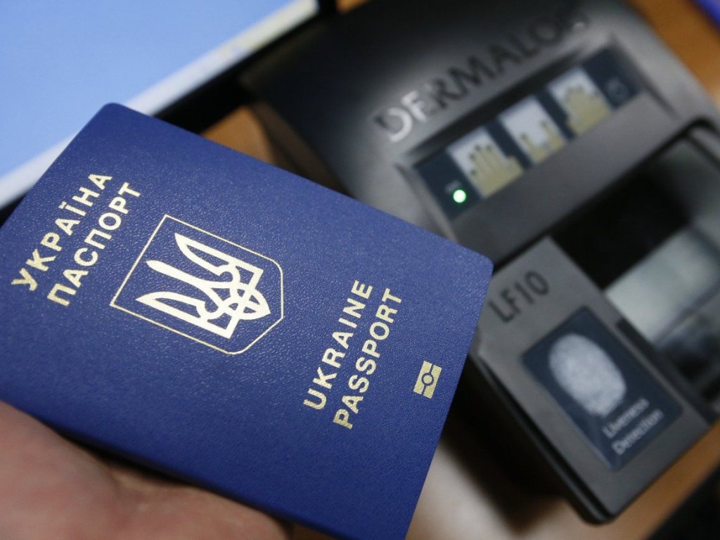 Во Львове задержали чиновника, спекулирующего на биометрических паспортах