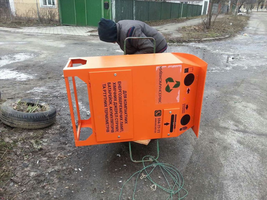 На столичном Отрадном бездомный решил обогатиться кражей уличного контейнера для батареек (ФОТО)