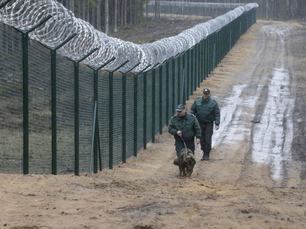В Литве заявили о завершении строительства забора на границе с Россией