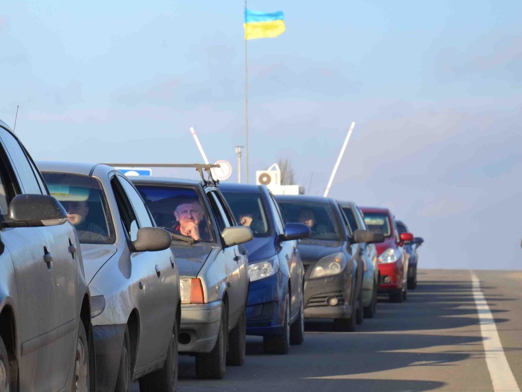 На КПВВ в зоне АТО в очередях скопилось  420 авто