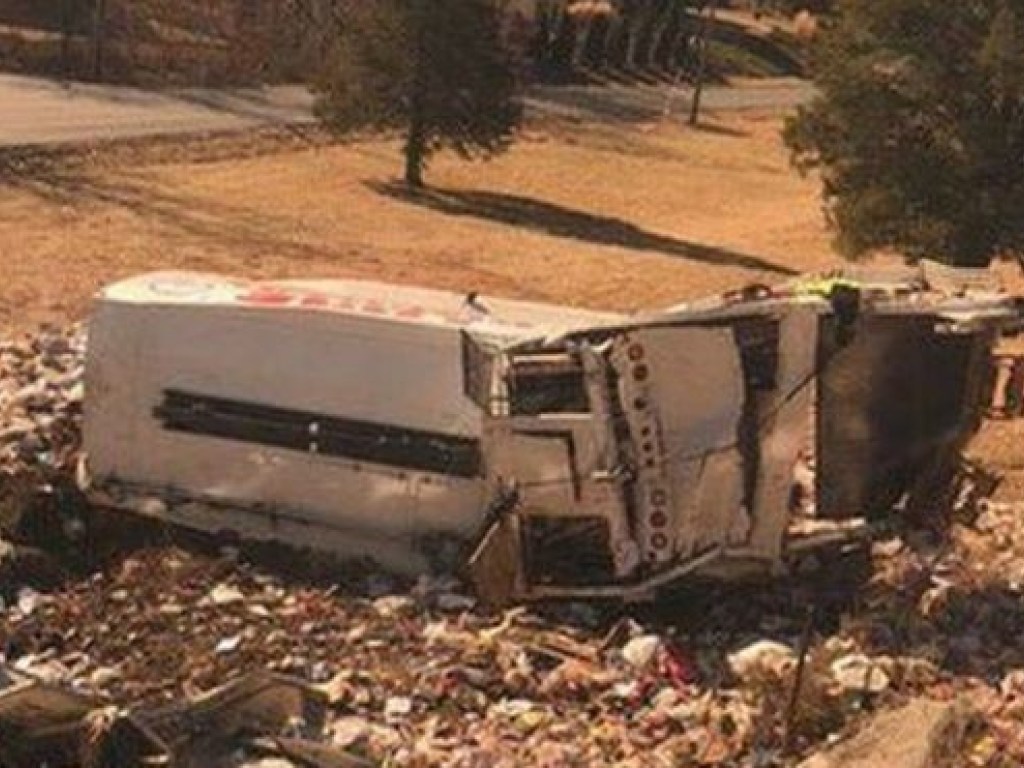 Поезд с американскими конгрессменами столкнулся с грузовиком, есть жертвы (ФОТО)