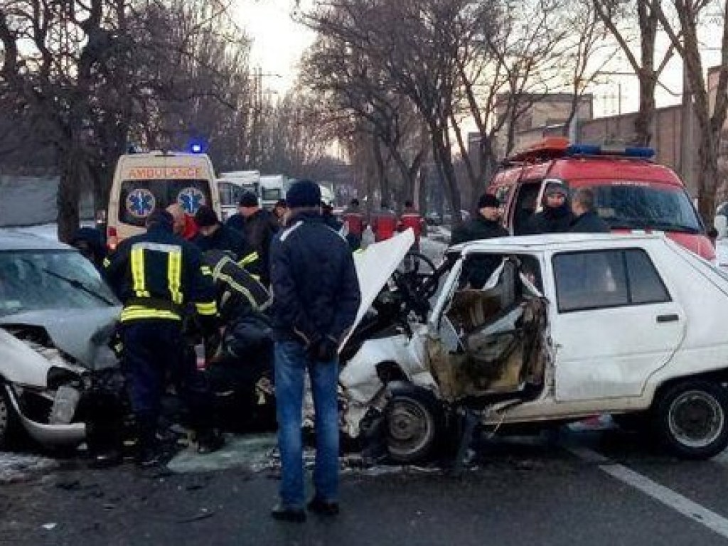 ДТП в Запорожье: спасатели вырезали пострадавшего из разбитого авто (ФОТО)