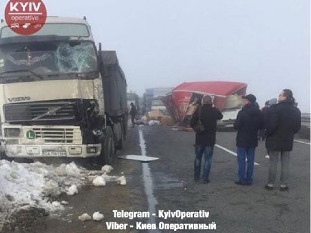 На трассе Киев-Одесса произошло смертельное ДТП с участием микроавтобуса и фуры (ФОТО)