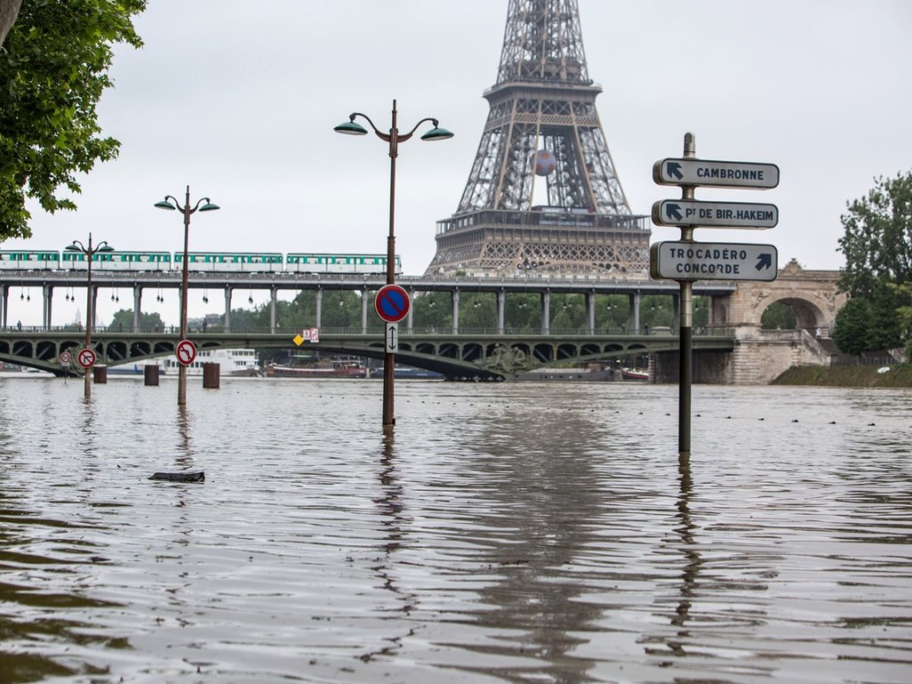 Во Франции отменили футбол из-за наводнения