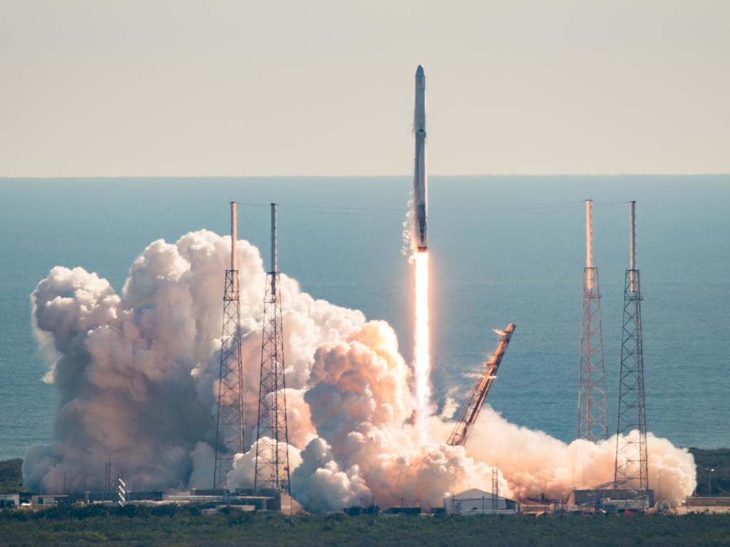 Ракета Falcon 9 Илона Маска уцелела после падения в воды Атлантического океана