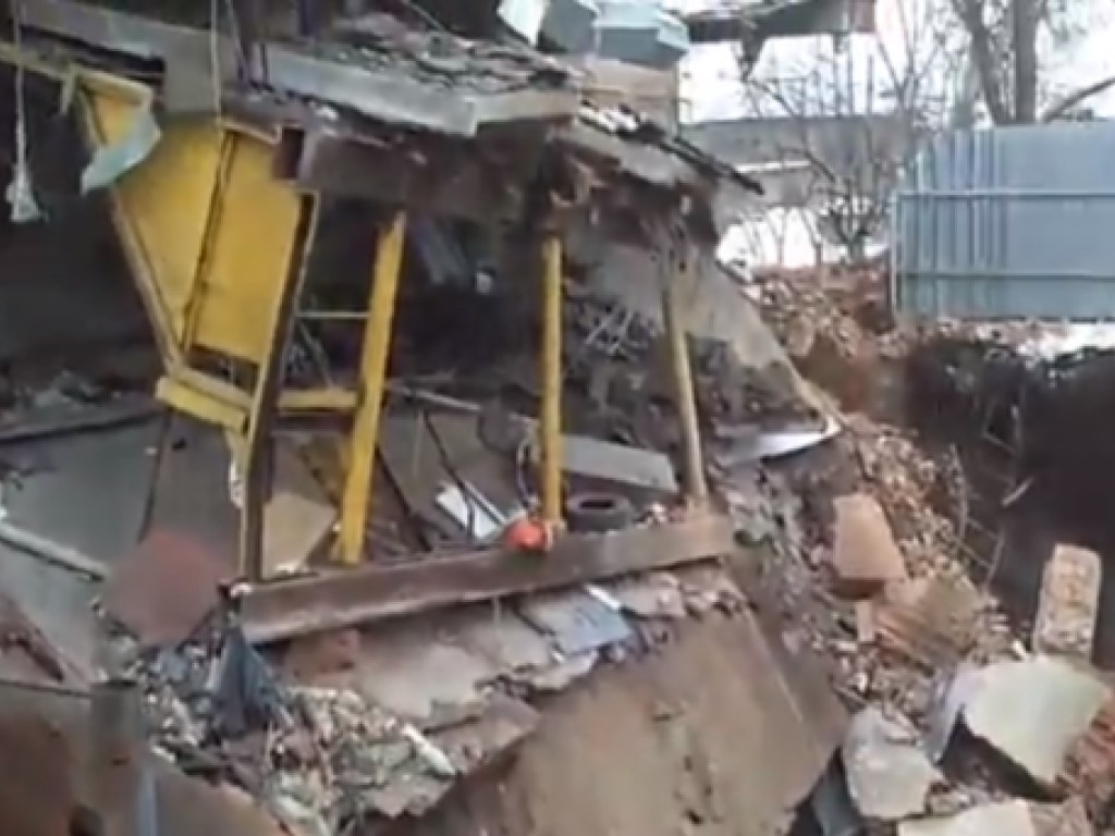 В Харькове здание внезапно ушло под землю (ВИДЕО)