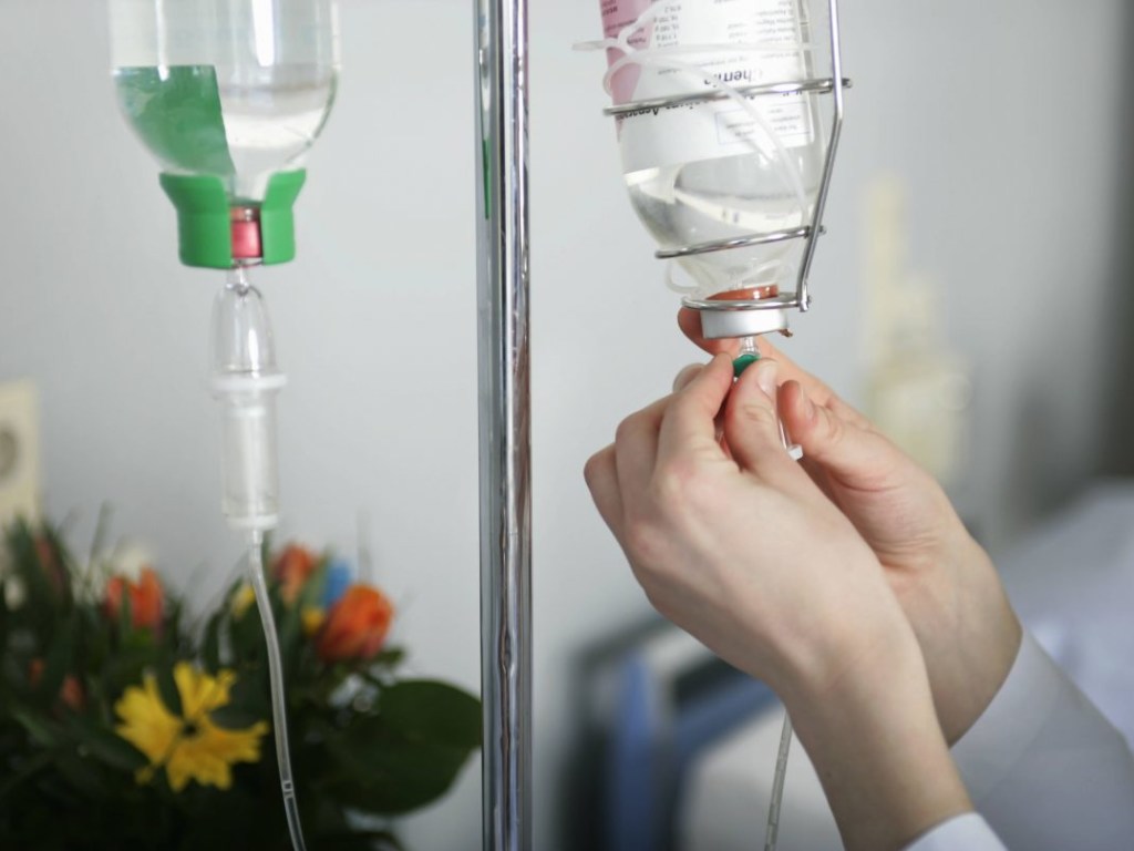 6 человек с сальмонеллёзом госпитализированы в Ильичевскую больницу, отравление связывают с рестораном (ФОТО)