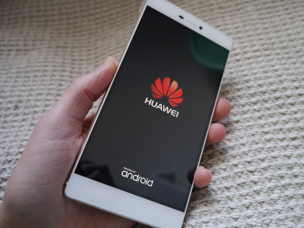 В Huawei перенесли презентацию флагманского смартфона на месяц (ФОТО)