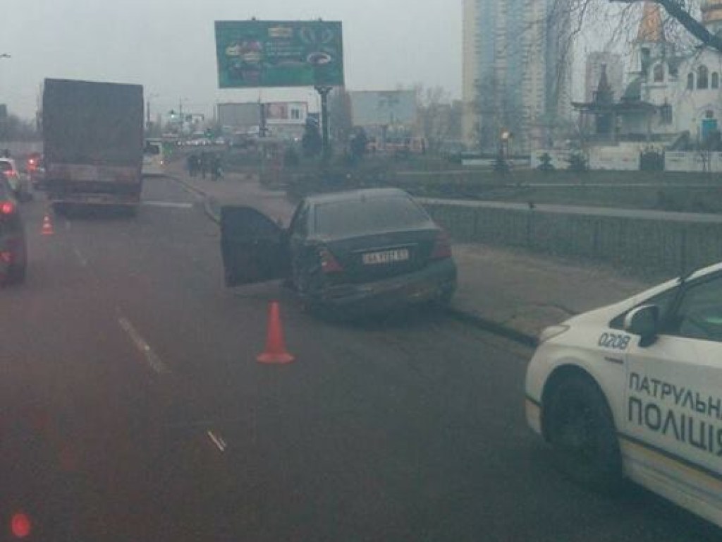 На Харьковском шоссе в Киеве черный Mercedes врезался в фуру(ФОТО)