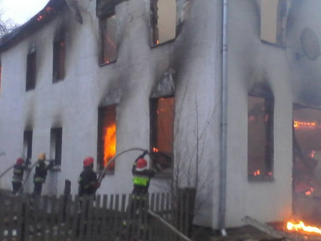 На Львовщине в результате пожара сгорело 10 тысяч книг (ФОТО)