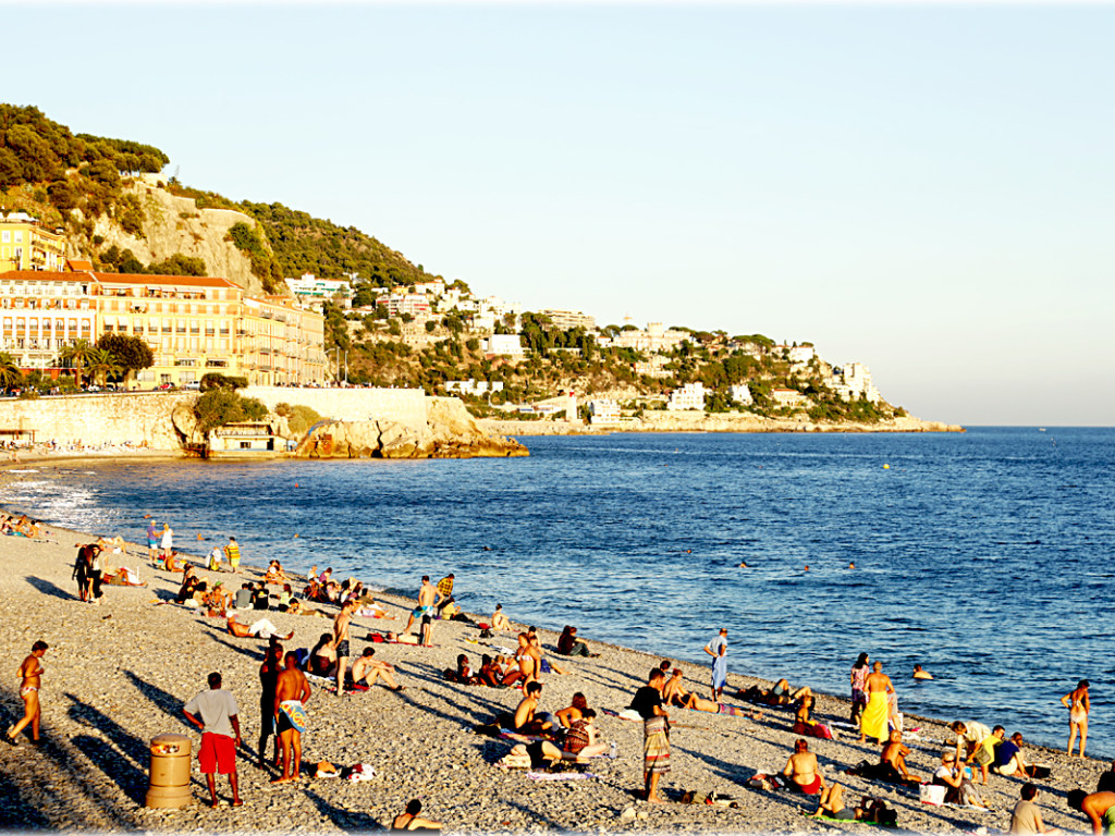 Во французской Ницце на пляже образовалась огромная воронка из-за обвала почвы (ФОТО)
