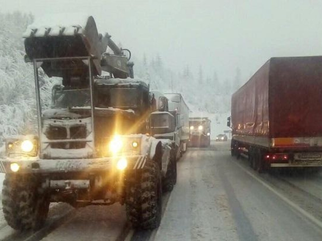 На Закарпатье из-за снегопадов затруднено движение транспорта на дорогах
