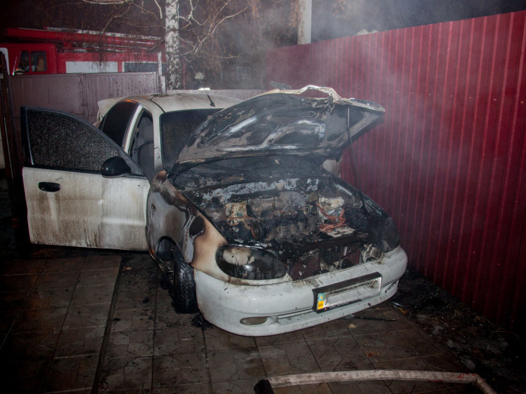 В Днепре неизвестные сожгли во дворе частного дома Daewoo Lanos (ФОТО)