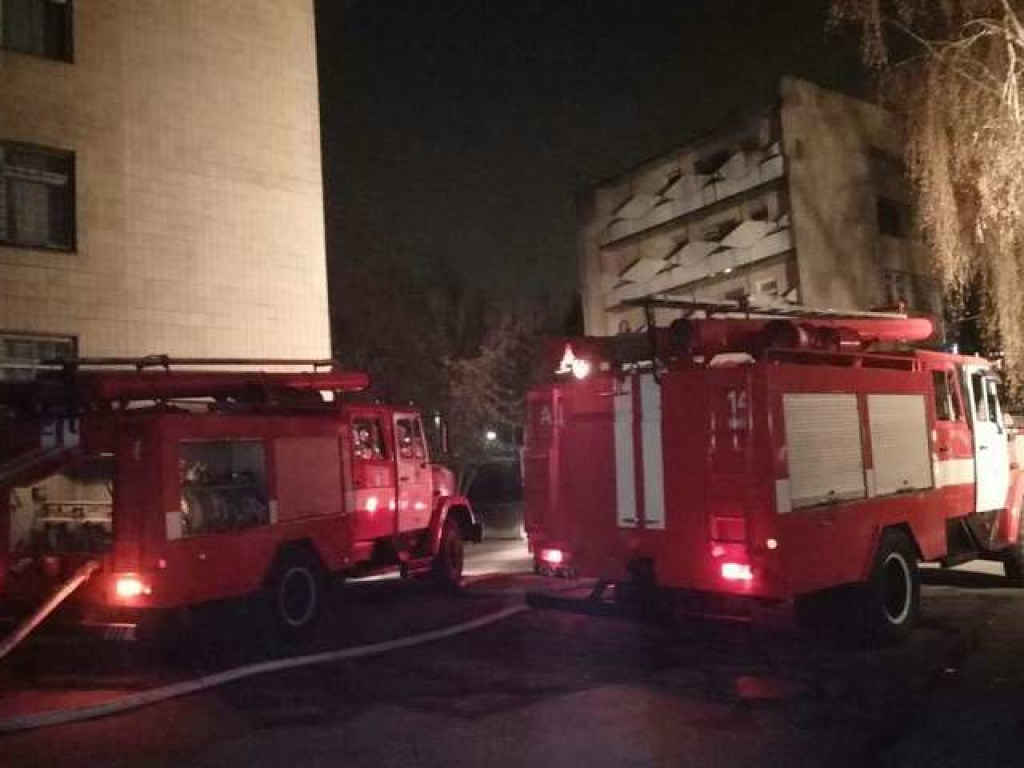 В Киеве горел корпус психиатрической больницы, пожарные эвакуировали из здания 17 детей (ФОТО)