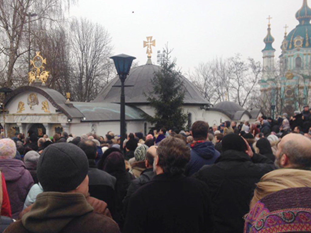 На Пейзажной аллее в Киеве сошлись противники и сторонники сноса часовни УПЦ МП (ФОТО, ВИДЕО)