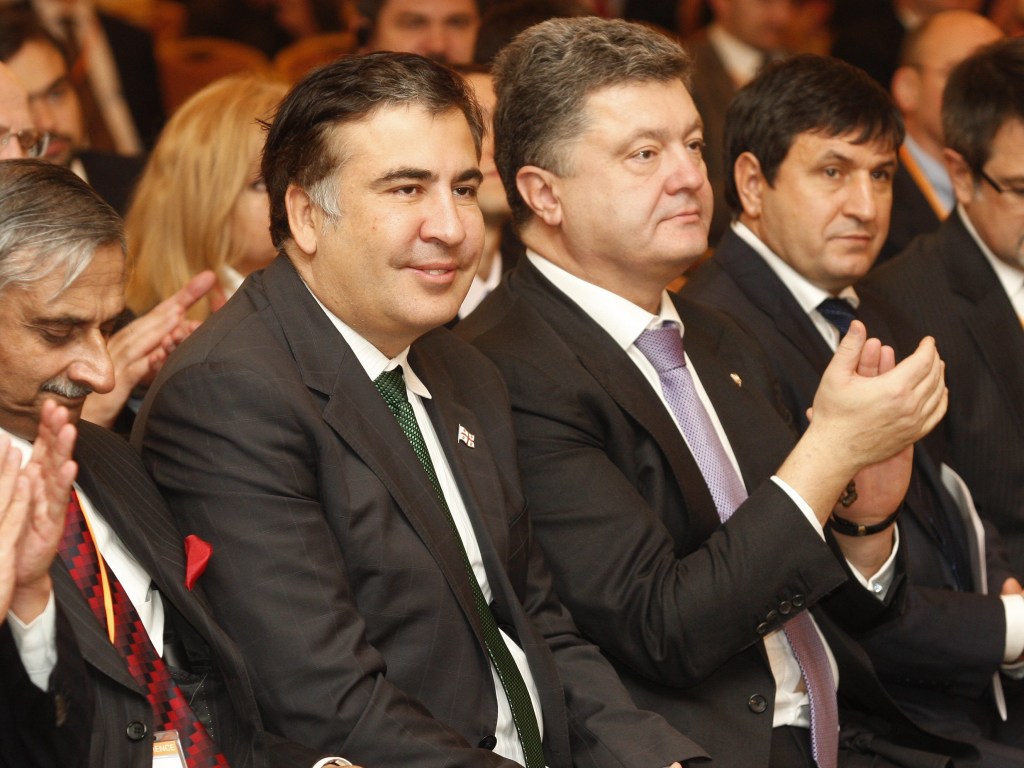 Суд без депортации: Саакашвили помогает Банковой протянуть до выборов