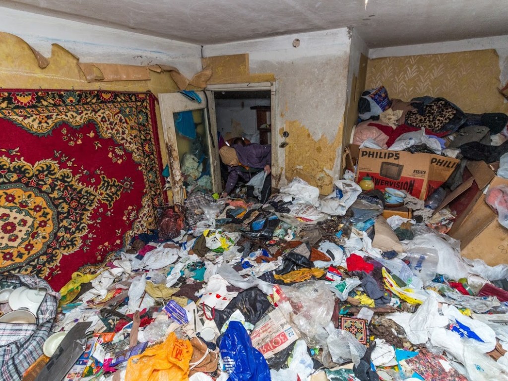 Жительница Киева собрала в квартире метр мусора, развела крыс и тараканов (ФОТО, ВИДЕО)