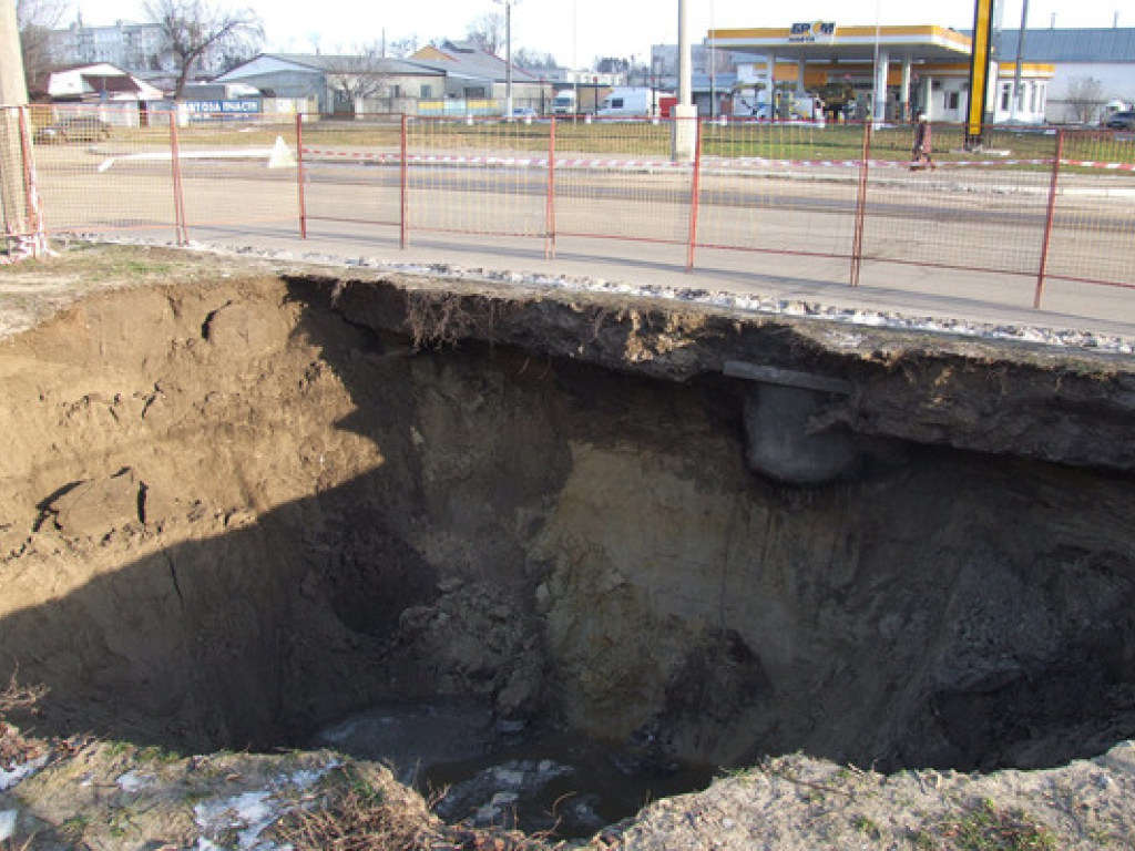 В центре Черкасс в асфальте образовалась 14-метровая дыра (ФОТО)
