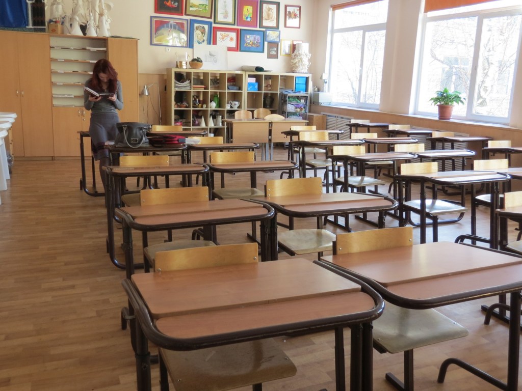 В Мариуполе закрыли на полный карантин две школы
