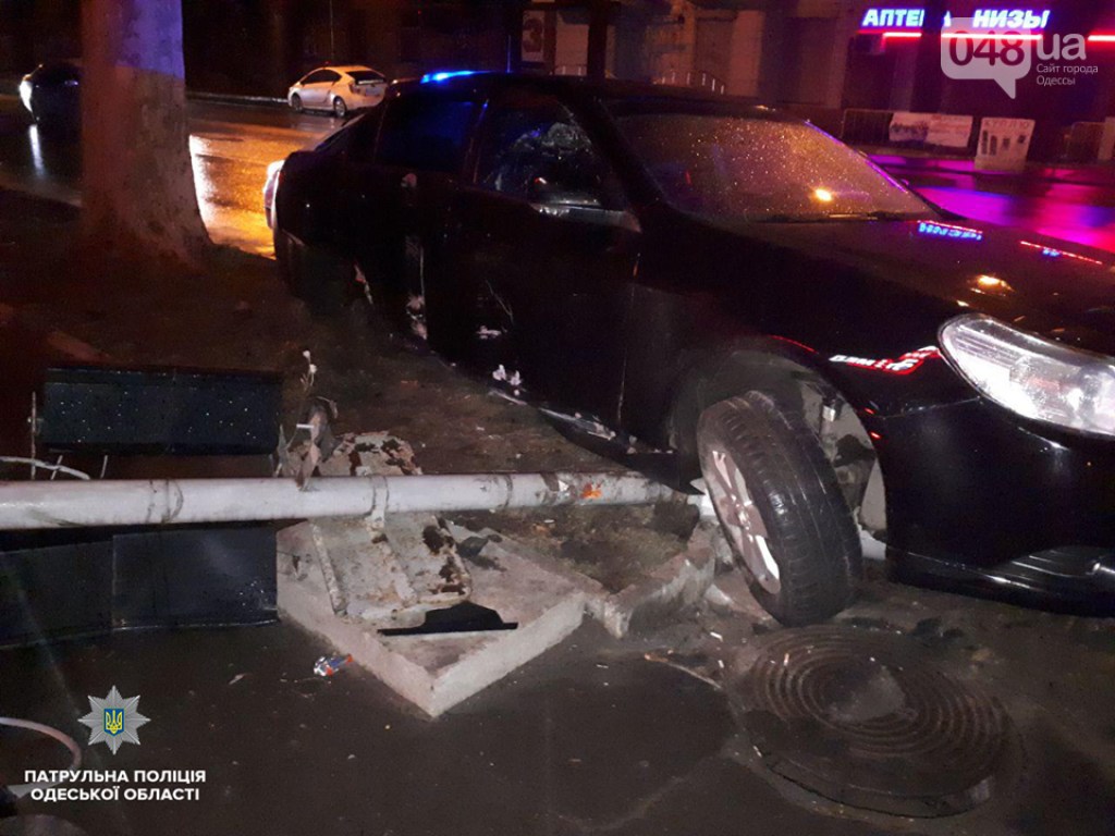 В Одессе пьяный водитель иномарки врезался в светофор (ФОТО)