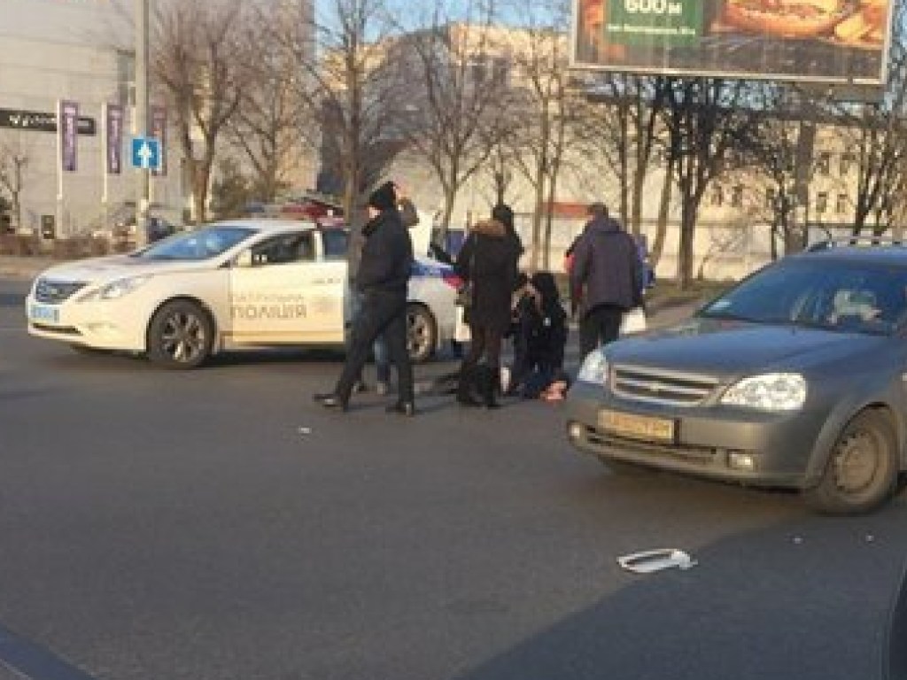 В Киеве Mini Cooper сбил пешехода, парень сильно пострадал (ФОТО)