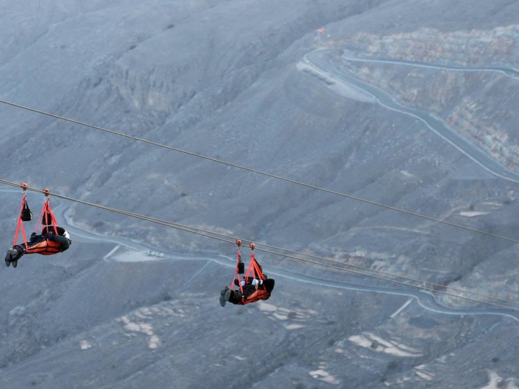 Три километра над пропастью: в ОАЭ открыли самый длинный в мире зиплайн (ФОТО, ВИДЕО)
