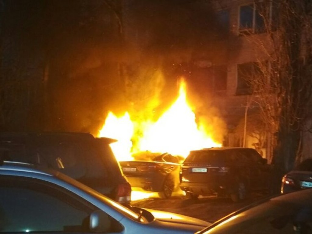 В Одессе ночью сгорели 3 автомобиля (ФОТО)