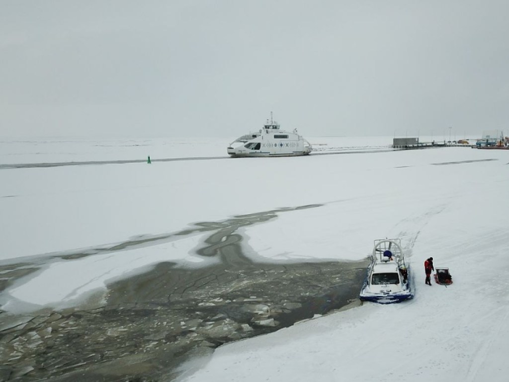 В Эстонии автобус с пассажирами провалился под лед (ФОТО)